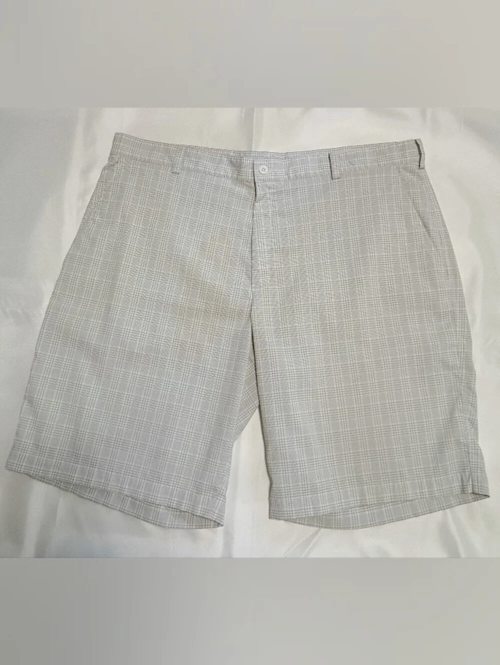Nike Dri-Fit Golf Lt Gray Plaid Flat Front Bermuda Shorts Pockets Men's 42 NWOT